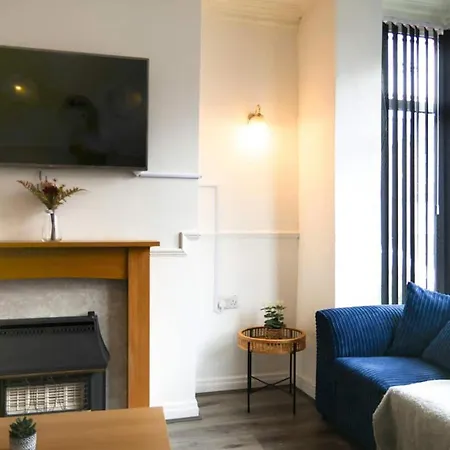 Holiday home House-sleeps8-parking-garden *