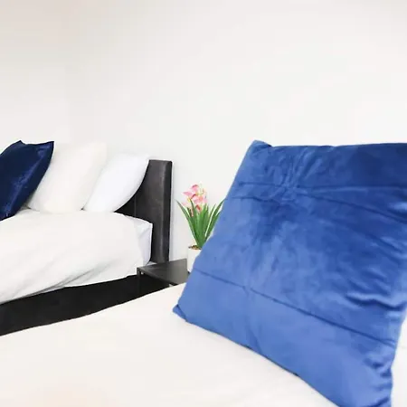 House-sleeps8-parking-garden *