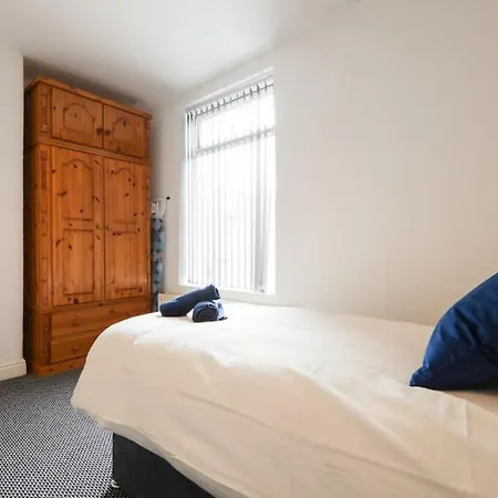 House-sleeps8-parking-garden * Leeds (West Yorkshire)