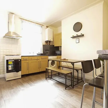 Holiday home House-sleeps8-parking-garden *