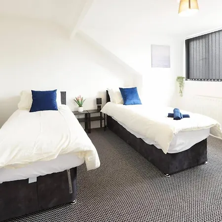 House-sleeps8-parking-garden * Leeds (West Yorkshire)