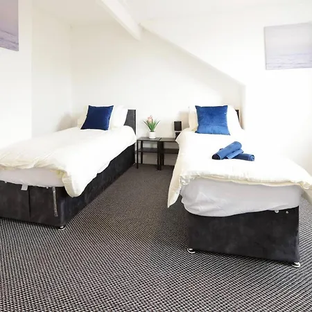 House-sleeps8-parking-garden Holiday home Leeds (West Yorkshire)